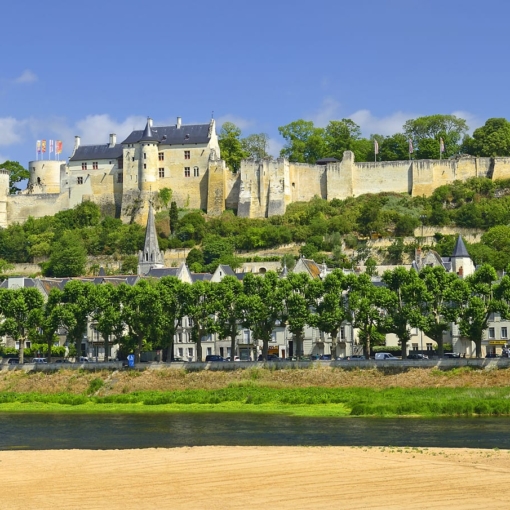 Vue sur la Forteresse royale de Chinon dominant la Vienne, majestueuse citadelle médiévale au cœur de la Touraine.