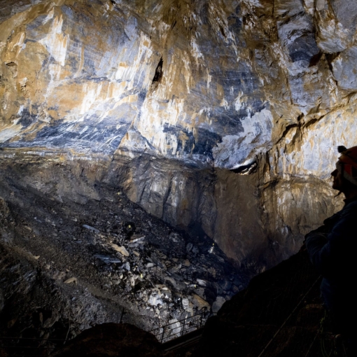 Immense salle souterraine de la Grotte de La Verna à Sainte-Engrâce, l’une des plus vastes cavités naturelles au monde.