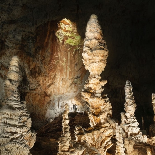 L’Aven d’Orgnac en Ardèche, spectaculaire grotte classée Grand Site de France, célèbre pour ses immenses stalagmites et stalactites, lieu incontournable du patrimoine naturel.
