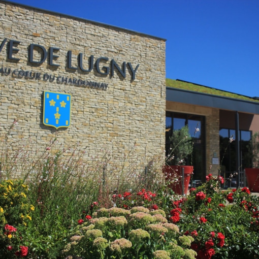 Façade fleurie de la Cave de Lugny en Bourgogne.