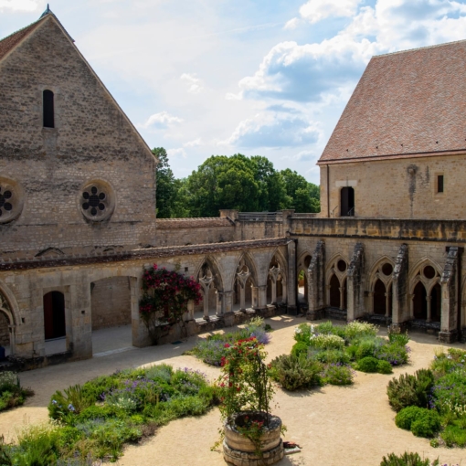 Vue aérienne du cloître central de l’abbaye de Noirlac, patrimoine cistercien majeur de la région Centre-Val de Loire.