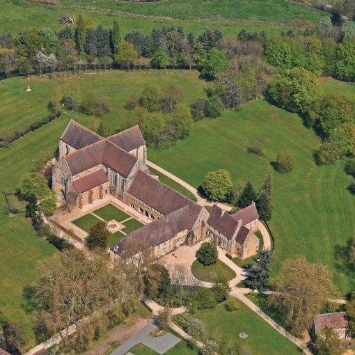 Vue aérienne de l’Abbaye Royale de l’Épau entourée de verdure.