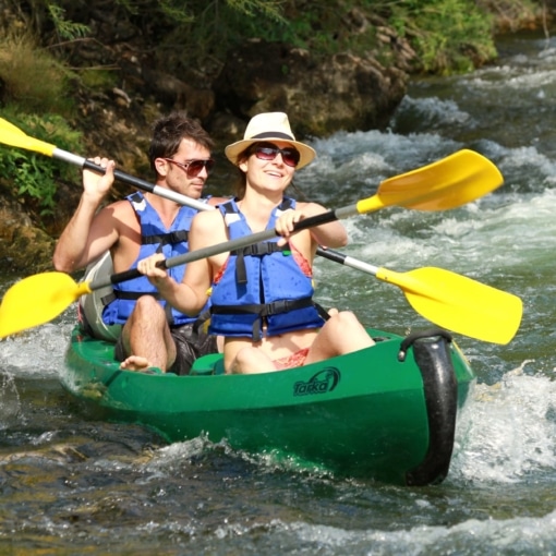 Couple en canoë descendant l’Hérault à Saint-Guilhem-le-Désert avec Canoë Kayapuna