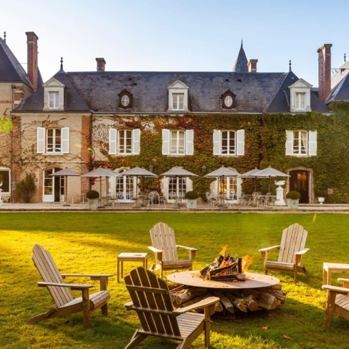 Façade du Domaine des Hauts de Loire entourée de verdure à Veuzain-sur-Loire.