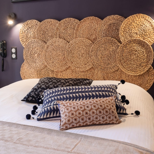 Chambre décorée avec tête de lit en rotin à l’Hôtel Saint Julien à Angers.