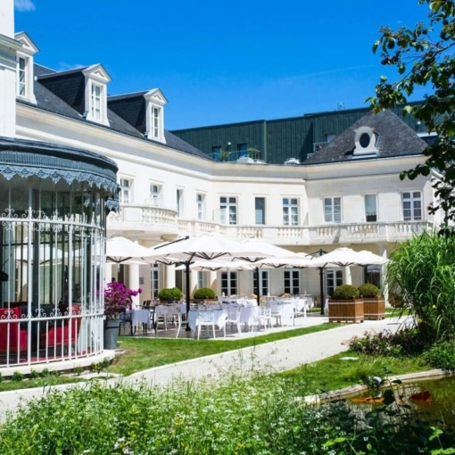 Façade élégante et terrasse du Château Belmont à Tours.