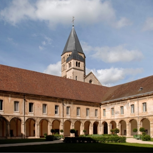 Vue du cloître de l’abbaye de Cluny en Saône-et-Loire avec son clocher roman et ses galeries voûtées, patrimoine médiéval majeur en Bourgogne