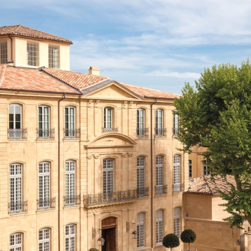 Façade élégante de l’hôtel particulier abritant le Caumont-Centre d’Art à Aix-en-Provence