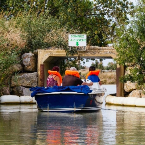 Promenade en bateau sur les canaux du Domaine Sainte Marthe les Marais à Narbonne.