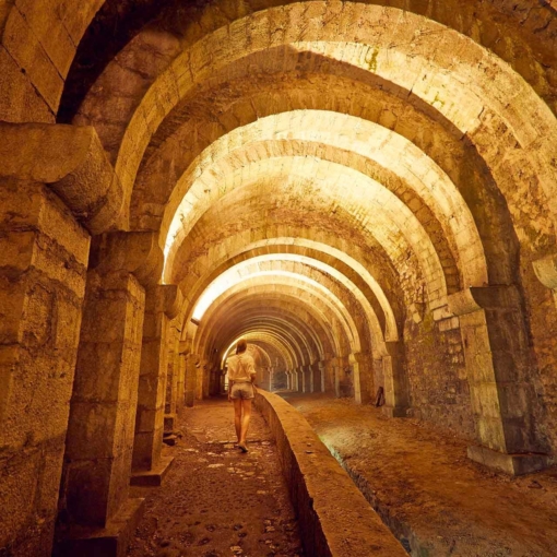Galerie souterraine voûtée de la Grande Saline de Salins-les-Bains.