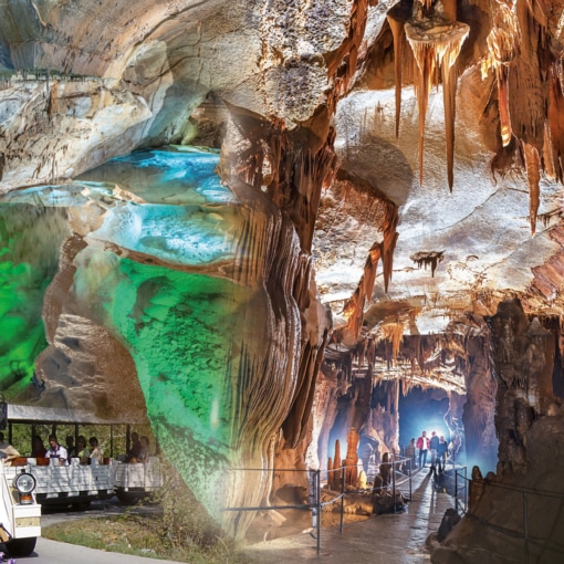 Stalactites, bassins turquoise et galeries illuminées de la Grotte de la Cocalière, l’une des plus belles grottes de France.