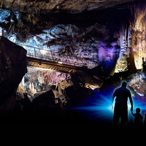 Exploration des Grottes des Canalettes à Corneilla-de-Conflent, un univers souterrain illuminé aux couleurs féeriques dans les Pyrénées-Orientales.