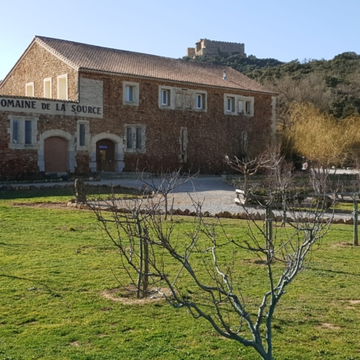 Bâtisse en pierre du Domaine de la Source à Bizanet, lieu de J’emmes les Minéraux.