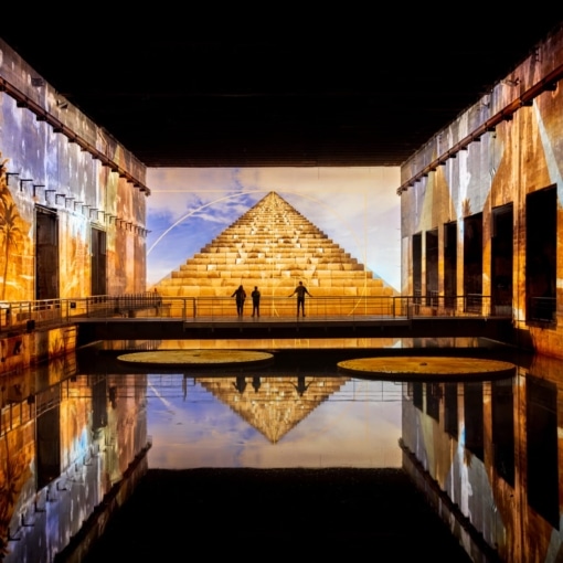 Projection immersive au Bassin des Lumières à Bordeaux, spectacle visuel sur les murs d’un ancien site militaire transformé en centre d’art numérique.