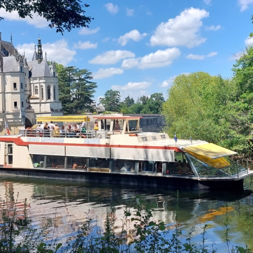 Bateau de croisière La Bélandre naviguant devant le château de Chenonceau à Chisseaux.