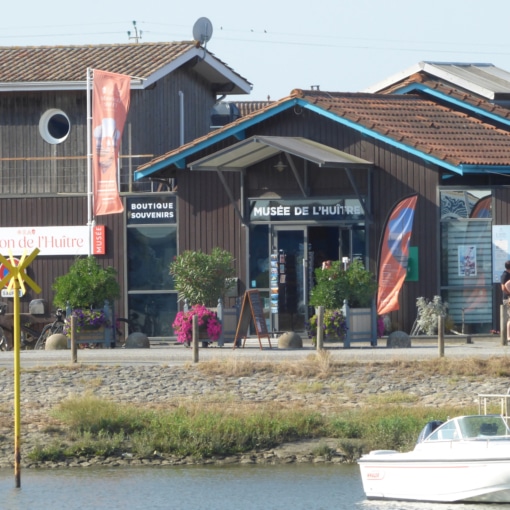 Entrée de la Maison de l’Huître à Gujan-Mestras sur le bassin d’Arcachon, musée dédié à l’ostréiculture et au patrimoine marin