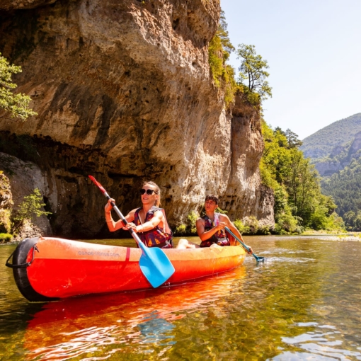 Descente en canoë dans les Gorges du Tarn à La Malène au cœur d’un paysage naturel spectaculaire