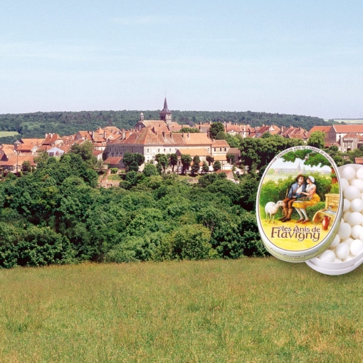 Vue panoramique du village médiéval de Flavigny-sur-Ozerain en Bourgogne, renommé pour la fabrication artisanale des Anis de Flavigny, confiserie emblématique française