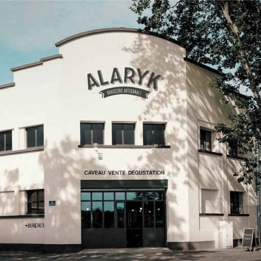 Façade de la brasserie artisanale Alaryk à Béziers, lieu de production et de dégustation de bières locales dans l’Hérault.