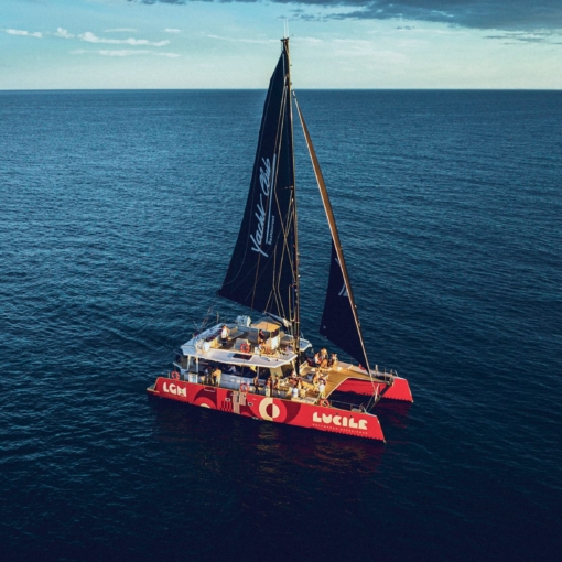 Catamaran naviguant en Méditerranée avec Camargue et Voile à La Grande-Motte dans l’Hérault.