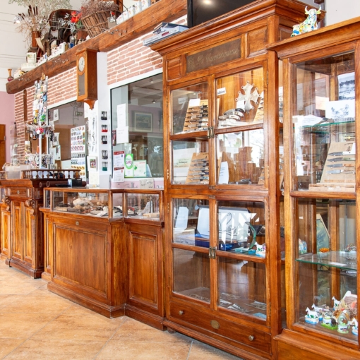 Intérieur lumineux de la Coutellerie Le Camarguais à Bezouce présentant des couteaux artisanaux et produits régionaux dans un décor en bois traditionnel