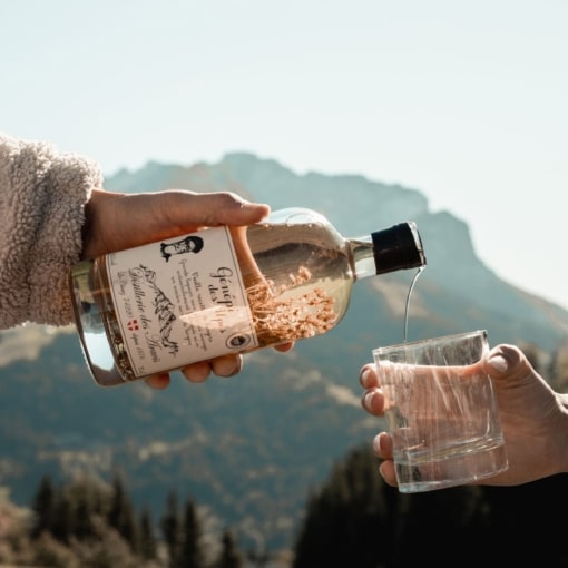 Dégustation d’un spiritueux artisanal de montagne à la Distillerie des Aravis à La Clusaz.