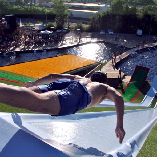 Sauteur en plein vol sur les rampes aquatiques du Drop-In Water Jump Parc à Argelès-sur-Mer.
