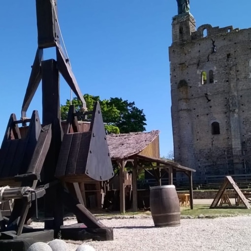 Vue sur la Forteresse de Montbazon en Indre-et-Loire, avec sa grande tour médiévale et ses engins de siège reconstitués.