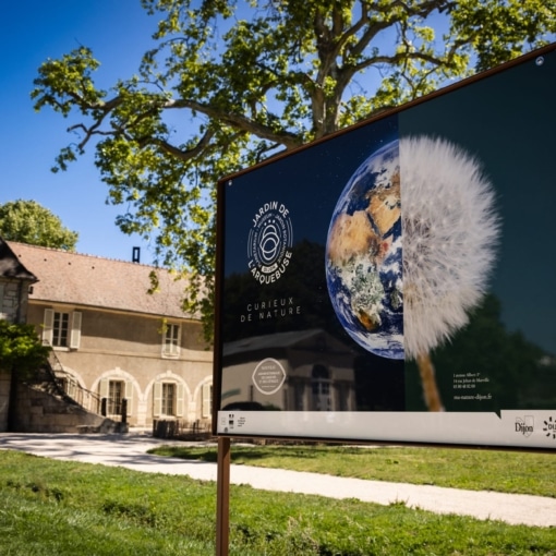 Entrée du Jardin de l’Arquebuse à Dijon avec panneau d’exposition nature.