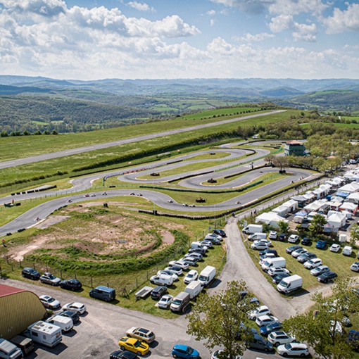 Vue aérienne du circuit de Karting Plus à Belmont-sur-Rance.