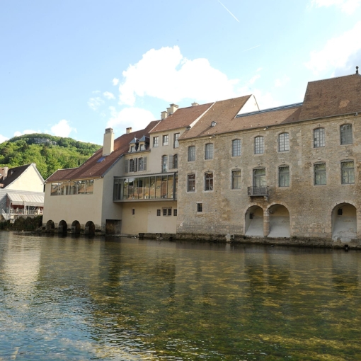 Façade du Musée Courbet à Ornans surplombant la Loue, dans un ancien hôtel particulier au cœur du Doubs.