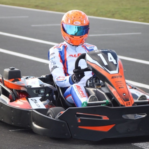 Pilote équipé en pleine course sur un kart de compétition à Aunis Karting, circuit de karting en Charente-Maritime pour loisirs, stages et sensations fortes