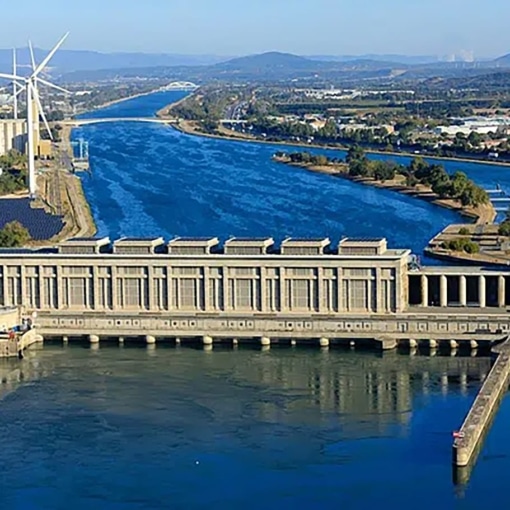 Vue aérienne de la centrale hydroélectrique et de l’écluse de Bollène sur le Rhône, un site emblématique de la CNR