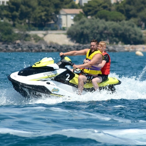 Balade en jet ski à Sète sur la mer Méditerranée avec deux personnes profitant des vagues sous le soleil