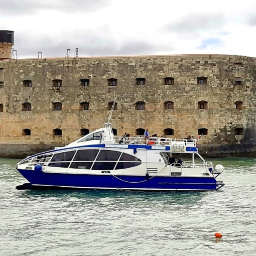 Bateau de la Croisière Alizé naviguant au large de Fouras devant le célèbre fort en mer