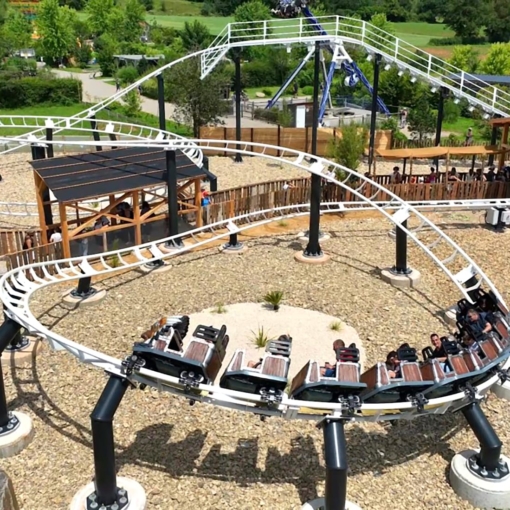 Montagnes russes familiales au parc Le Jardin des Bêtes à Montrozier.