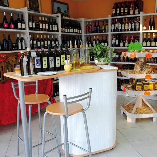 Boutique du Moulin des Cinq Rameaux à Murviel-lès-Béziers, espace de dégustation d’huiles d’olive et de produits du terroir héraultais
