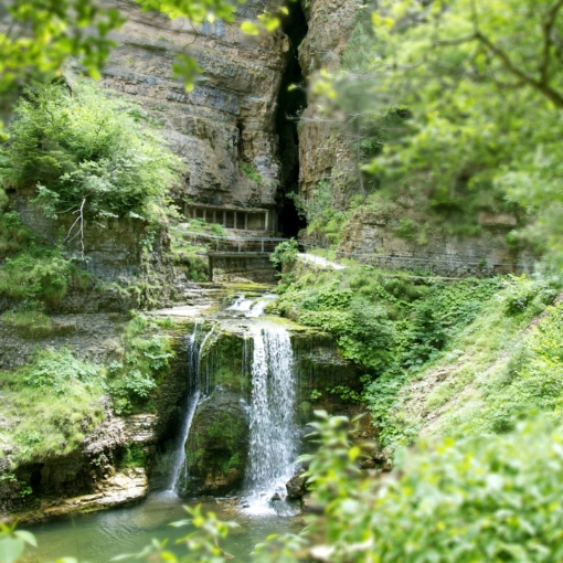 L’Abîme de Bramabiau dans les Cévennes, spectaculaire site naturel avec cascade et falaises verdoyantes, incontournable du patrimoine géologique en Lozère