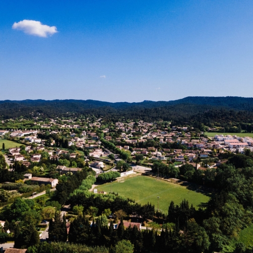 Vue aérienne de Saint-Étienne-du-Grès et de la nature environnante aux portes des Alpilles