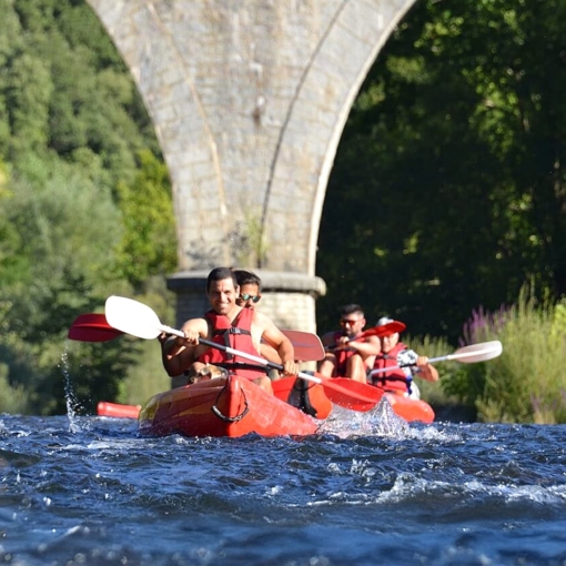 Descente en canoë sur la rivière à Saint-Martin-de-Londres sous le pont de la Vallée des Moulins