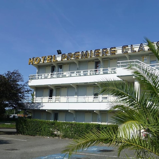 Façade ensoleillée de l’Hôtel Première Classe Biarritz.