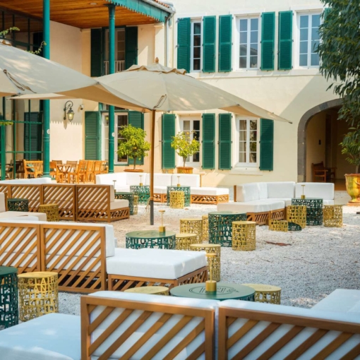 Cour intérieure ensoleillée de la Maison Noilly Prat à Marseillan, espace de dégustation et de détente au charme méditerranéen