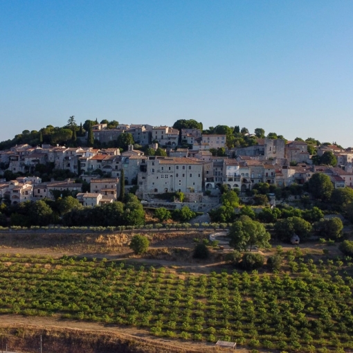 Vue sur le village médiéval de Vézénobres et la Maison de la Figue, au cœur des vergers et des collines du Gard