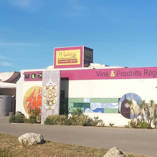 Façade de la Maison Méditerranéenne des Vins au Grau-du-Roi, espace dédié aux vins et produits régionaux du sud de la France