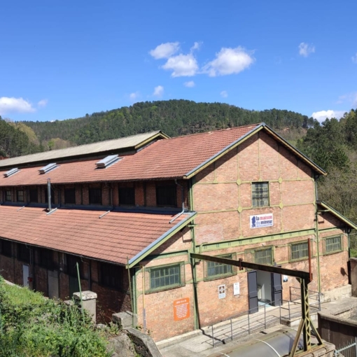 Bâtiment en briques de la Maison du Mineur à La Grand-Combe, musée retraçant l’histoire du bassin houiller des Cévennes