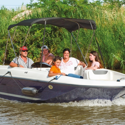 Famille profitant d’une balade en bateau sans permis avec Agde Croisière Location, découverte des canaux et paysages d’Agde en toute convivialité.
