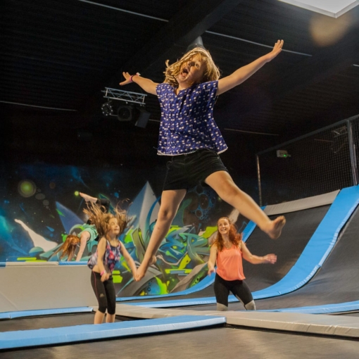 Saut acrobatique dans le parc Big’a Jump Trampoline Park à Biganos, activité indoor pour toute la famille en Gironde.