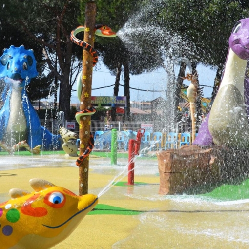 Jeux d’eau colorés pour enfants dans un univers de dinosaures au Cap d’Agde.