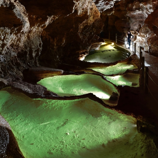 Bassins d’eau aux reflets émeraude et concrétions spectaculaires dans la Grotte de Dargilan à Meyrueis.