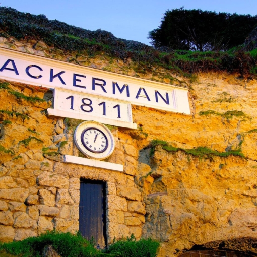 Façade troglodytique des caves Ackerman avec enseigne "Ackerman 1811".
